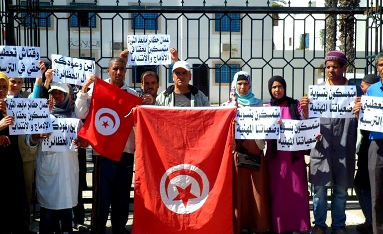 توجهوا إلى رئاسة الجمهورية  مستشار سعيد يستمع لعمال الحضائر وإيقاف مؤقت للتحركات